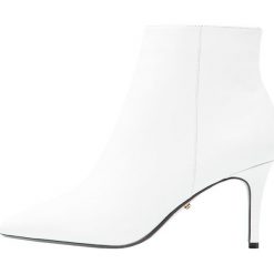 Dune London OSHA Ankle boot white. Białe botki damskie marki Dune London, ze skóry ekologicznej, bez obcasa, bez zapięcia. Za 629,00 zł.