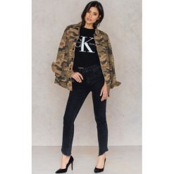 NA-KD Trend Jeansy z wysokim stanem i skośnym wykończeniem - Black. Czarne jeansy damskie marki NA-KD Trend, z bawełny. W wyprzedaży za 66,29 zł.