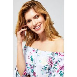 Bluzka koszulowa w kwiaty. Niebieskie bluzki damskie Moodo, l, w kwiaty, z poliesteru, z koszulowym kołnierzykiem, bez rękawów. Za 19,99 zł.