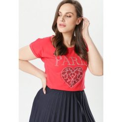 Czerwony T-shirt Raine. Czerwone bluzki damskie Born2be, na co dzień, xl, z nadrukiem, z jeansu, klasyczne, z okrągłym kołnierzem, z krótkim rękawem. Za 39,99 zł.