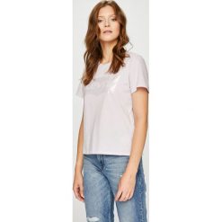 Levi's - Top. Fioletowe topy damskie marki Levi's®, s, z nadrukiem, z bawełny, z okrągłym kołnierzem. Za 79,90 zł.