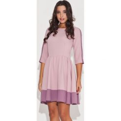 Elegancka Różowa Sukienka z Rękawem 3/4 z Kolorowymi Lamówkami. Różowe sukienki damskie Molly.pl, do pracy, s, bez wzorów, z tkaniny, eleganckie, z kontrastowym kołnierzykiem, bez rękawów, rozkloszowane. Za 139,00 zł.