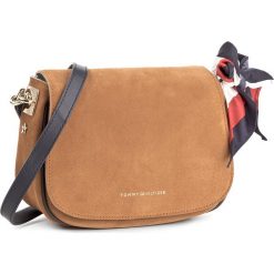 Torebka TOMMY HILFIGER - Iconic Foulard Leather Saddle Bag Suede AW0AW04961 295. Pomarańczowe listonoszki damskie marki TOMMY HILFIGER. Za 799,00 zł.