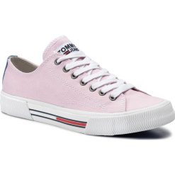 Tenisówki TOMMY JEANS - Classic Tommy Jeans Sneaker EN0EN00590 Pink Mist 677. Różowe półbuty damskie Tommy Jeans, na co dzień, bez wzorów, z jeansu, bez obcasa, na płaskiej podeszwie, bez zapięcia. Za 299,00 zł.