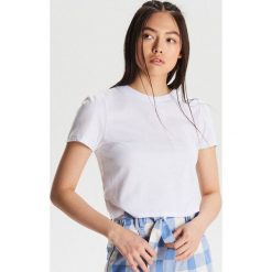 Koszulka basic - Biały. Białe koszulki damskie Cropp, s, bez wzorów, bez kołnierzyka, bez rękawów. Za 24,99 zł.