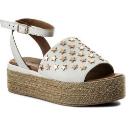 Espadryle INUOVO - 8915 White. Białe espadryle damskie Inuovo, z aplikacjami, ze skóry, bez obcasa. W wyprzedaży za 229,00 zł.