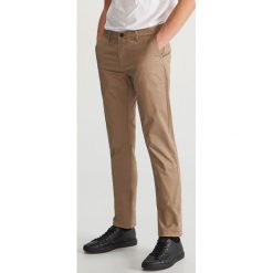 Spodnie chino - Beżowy. Brązowe spodnie męskie Reserved, m, bez wzorów. Za 89,99 zł.