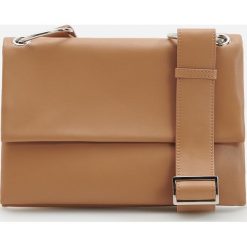 Skórzana torebka w minimalistycznym stylu - Czarny. Czarne torebki klasyczne damskie Reserved, bez wzorów, bez dodatków. Za 299,99 zł.