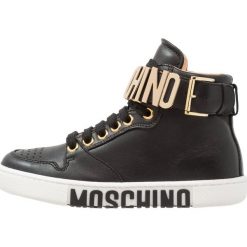 MOSCHINO Tenisówki i Trampki wysokie nero. Czarne trampki dziewczęce marki MOSCHINO, ze skóry. W wyprzedaży za 1056,30 zł.