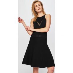 Trussardi Jeans - Sukienka. Czarne sukienki damskie Trussardi Jeans, na co dzień, s, bez wzorów, z poliesteru, casualowe, z okrągłym kołnierzem, bez rękawów, mini, rozkloszowane. W wyprzedaży za 519,90 zł.