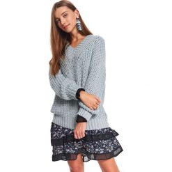Sweter długi rękaw damski akrylowy luźny. Niebieskie swetry damskie Top Secret, na zimę, bez wzorów, ze splotem, eleganckie, z długim rękawem, długie, bez kaptura. W wyprzedaży za 99,99 zł.