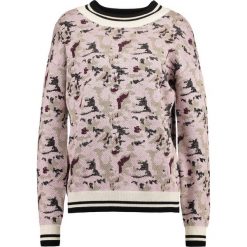 Swetry klasyczne damskie: Saint Tropez CAMOUFLAGE ART Sweter lilac
