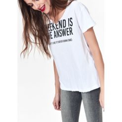 T-SHIRT DAMSKI Z NAPISAMI, Z DEKOLTEM W SEREK. Szare t-shirty damskie marki Top Secret, z napisami, z bawełny. Za 39,99 zł.