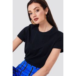 Samsoe & Samsoe T-shirt Solly - Black. Czarne t-shirty damskie Samsøe & Samsøe, z okrągłym kołnierzem. Za 121,95 zł.