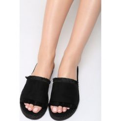 Czarne Klapki Chiffon. Czarne klapki damskie Born2be, w paski, bez obcasa, na płaskiej podeszwie. Za 69,99 zł.