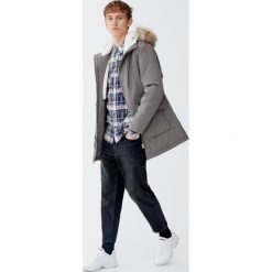 Parka z futrzanym kapturem. Szare płaszcze męskie Pull&Bear, m, bez wzorów, z futra. Za 299,00 zł.