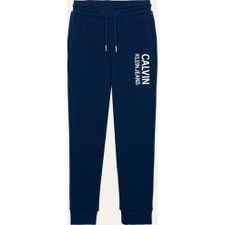 Calvin Klein Jeans - Spodnie dziecięce 104-176 cm. Szare spodnie chłopięce Calvin Klein Jeans, z nadrukiem, z bawełny. Za 269,90 zł.