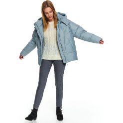 Kurtka z ociepliną puchową. Niebieskie kurtki damskie Top Secret, na zimę, bez wzorów, z puchu, eleganckie, krótkie. W wyprzedaży za 164,99 zł.