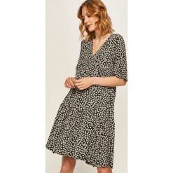 Answear - Sukienka. Czarne sukienki damskie ANSWEAR, na co dzień, s, w kwiaty, z wiskozy, casualowe, bez kołnierzyka, z krótkim rękawem, krótkie, mini, rozkloszowane. W wyprzedaży za 99,90 zł.