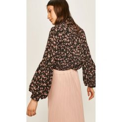 Answear - Bluzka. Czarne bluzki damskie ANSWEAR, s, w kwiaty, z poliesteru, eleganckie, z okrągłym kołnierzem, z długim rękawem. W wyprzedaży za 69,90 zł.