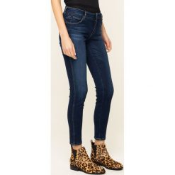 Jeansy Slim Fit Guess Ultra Curve W01A37 D38R5. Niebieskie jeansy damskie Guess. W wyprzedaży za 329,00 zł.