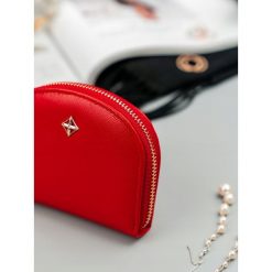 Mała portmonetka damska na zamek czerwona Milano Design - Czerwony. Czerwone portfele damskie MILANO DESIGN, bez wzorów, ze skóry. Za 19,99 zł.