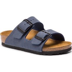 Klapki BIRKENSTOCK - Arizona Kids 552903 Navy. Niebieskie sandały chłopięce Birkenstock, ze skóry ekologicznej, bez zapięcia. W wyprzedaży za 139,00 zł.