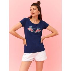 T-shirt z krótkim rękawem i aplikacją. Niebieskie t-shirty damskie Top Secret, z nadrukiem, z bawełny, klasyczne, z klasycznym kołnierzykiem. W wyprzedaży za 19,99 zł.