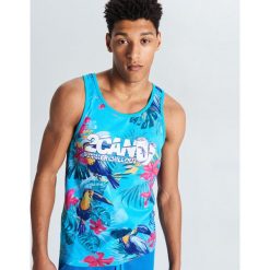 Tank top z nadrukiem all over - Turkusowy. Niebieskie t-shirty męskie Cropp, s, z nadrukiem, bez kołnierzyka. Za 39,99 zł.