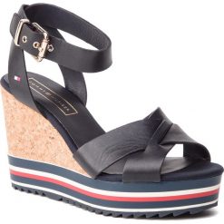Sandały TOMMY HILFIGER - Colored Stripes Wedge Sandal FW0FW04054 Midnight 403. Niebieskie klapki damskie TOMMY HILFIGER, bez wzorów, ze skóry, bez obcasa, na obcasie. W wyprzedaży za 429,00 zł.