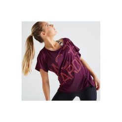 Koszulka fitness kardio damska 120 bordowa. Różowe t-shirty damskie DOMYOS, bez wzorów, z elastanu, bez kołnierzyka, bez rękawów, bez kaptura, na fitness i siłownię. Za 29,99 zł.