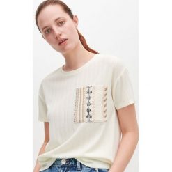 T-shirt z ozdobną kieszenią - Kremowy. Białe t-shirty damskie Reserved, s, bez wzorów, bez kołnierzyka. Za 59,99 zł.