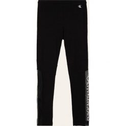 Calvin Klein Jeans - Legginsy dziecięce 116-176 cm. Czarne spodnie dziewczęce Calvin Klein Jeans, z nadrukiem, z elastanu. Za 229,90 zł.