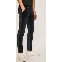 Desigual - Spodnie. Niebieskie spodnie męskie Desigual, na co dzień, bez wzorów, z elastanu, casualowe. W wyprzedaży za 399,90 zł.