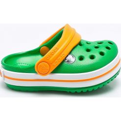 Crocs - Klapki. Zielone sandały dziewczęce Crocs, z materiału, z okrągłym noskiem, bez zapięcia. Za 139,90 zł.