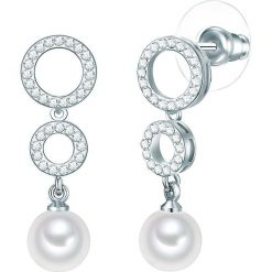 Kolczyki z perłami w kolorze białym. Szare kolczyki damskie The Pacific Pearl Company, Nova Pearls Copenhagen & Co., z perłą, z mosiądzu. W wyprzedaży za 64,95 zł.