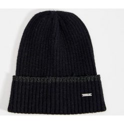 Prążkowana czapka beanie - Czarny. Czarne czapki damskie Mohito, prążkowane. W wyprzedaży za 19,99 zł.