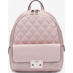 Guess Tiggy Bowery Plecak Różowy. Różowe plecaki damskie Guess, z aplikacjami, z materiału. Za 550,95 zł.
