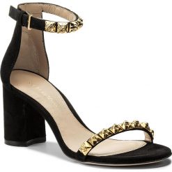 Sandały STUART WEITZMAN - 75Rosemarie XL17424 Black Luxe Suede. Czarne klapki damskie marki Stuart Weitzman, z aplikacjami, ze skóry, bez obcasa, na obcasie. W wyprzedaży za 1369,00 zł.