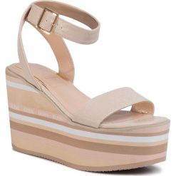 Sandały GUESS - Ramda FL6RMD FAL03 BLUSH. Brązowe klapki damskie Guess, z aplikacjami, ze skóry ekologicznej, bez obcasa, na obcasie. W wyprzedaży za 469,00 zł.
