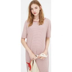 Sukienka midi basic w paski. Różowe sukienki damskie Pull&Bear, w paski, bez kołnierzyka, bez rękawów, midi. Za 59,90 zł.