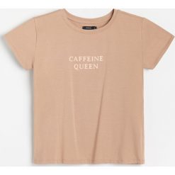 T-shirt z napisem -. T-shirty damskie Reserved, s, z napisami, bez kołnierzyka. Za 25,99 zł.
