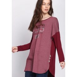 Bordowa Bluzka Pure Heart. Czerwone bluzki damskie Born2be, s, z aplikacjami, z okrągłym kołnierzem, z długim rękawem. Za 24,99 zł.