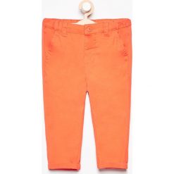 Spodnie chino - Pomarańczo. Pomarańczowe spodnie chłopięce marki Reserved. W wyprzedaży za 19,99 zł.