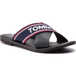 Klapki TOMMY JEANS - Pop Webbing Flat Mule Sandal EN0EN00423 Midnight 403. Niebieskie klapki damskie Tommy Jeans, bez wzorów, z jeansu, bez obcasa, na obcasie. W wyprzedaży za 199,00 zł.