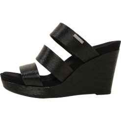 Calvin Klein JILEEAN Klapki black. Czarne sandały damskie Calvin Klein, z materiału. W wyprzedaży za 371,40 zł.