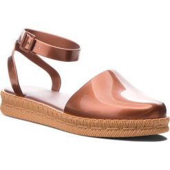 Sandały MELISSA - Espadrille + Jason Wu 32353 Copper/Beige 53336. Pomarańczowe klapki damskie Melissa, bez wzorów, z tworzywa sztucznego, bez obcasa. W wyprzedaży za 309,00 zł.