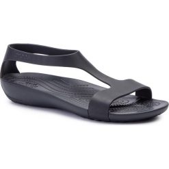 Sandały CROCS - Serena Sandal W 205469 Black. Czarne klapki damskie Crocs, bez wzorów, z tworzywa sztucznego, bez obcasa. W wyprzedaży za 109,00 zł.