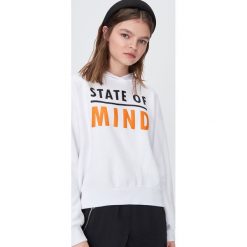 Bluza z napisem - Biały. Białe bluzy damskie Sinsay, s, z napisami. Za 59,99 zł.