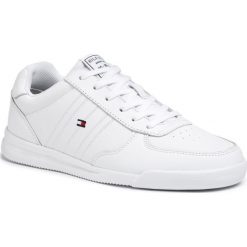 Sneakersy TOMMY HILFIGER - Lightweight Leather Sneaker Flag FM0FM02740 White YBS. Białe sneakersy męskie TOMMY HILFIGER, na co dzień, bez wzorów, ze skóry, eleganckie, bez zapięcia. W wyprzedaży za 359,00 zł.